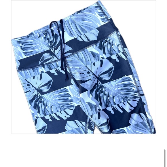 NIKE Leaf Print Leggings Yoga Pants Size Medium Like New - Picture 14 of 16